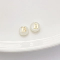 Natuurlijke schelpkraal met gouden letter B voor doe-het-zelf sieraadprojecten - Letter B