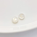 Natuurlijke schelpkraal met gouden letter C voor DIY armbanden en sieraden maken - Letter C