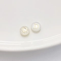 Elegante ronde parelmoer kraal met gouden letter D voor DIY sieraden maken - Letter D