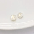 Runde Natur-Süßwassermuschelperlen mit goldenem Buchstaben E für DIY-Schmuckarmbänder - Buchstabe E