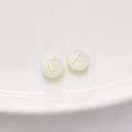 Natürliche Süßwassermuschel-Perle mit goldenem Buchstaben F für DIY-Schmuckherstellung - Buchstabe F