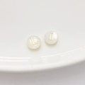 Natürliche Süßwassermuschel-Perle mit goldenem Buchstaben L für DIY-Schmuck - L