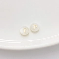 Natürliche Muschelperle mit goldenem Buchstaben P für DIY Schmuckherstellung - Buchstabe P