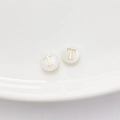 Runde Naturmuschel-Perle mit goldenem Buchstaben T für DIY-Schmuckherstellung - Buchstabe T