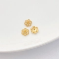 Elegantes espaciadores de flores bañados en oro de 18K con circonitas para joyería DIY - Estilo 5 Capuchón Flor 7mm Agujero 1.2mm