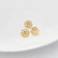 Tres espaciadores de flores bañados en oro 18K con circonitas para joyería DIY - Estilo 13 Capuchón Flor 9mm Agujero 1.5mm