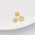 Separadores de flores bañados en oro 18K con circonitas para joyería hecha a mano - Estilo 18 Capuchón Flor 10mm Agujero 1.5mm