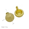 Detailweergave van 16mm gouden koepeloorbellen met ingelegde parels en sluiting - Pavé Parel Bol Stijl (DE241103-D)