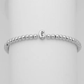 Dettaglio di un bracciale a sfere argentato con un ciondolo a forma di lettera G bombata - Lettera G (DB241104-G)