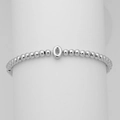 Dettaglio del bracciale con perline d'argento e ciondolo a lettera O lucida su un espositore - Lettera O (DB241104-O)