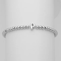 Dettaglio ravvicinato di un bracciale a sfere d'argento con ciondolo a lettera P 3D - Lettera P (DB241104-P)