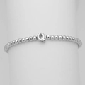 Macro del bracciale a sfere d'argento con ciondolo a lettera Q lucida su supporto - Lettera Q (DB241104-Q)