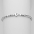 Dettaglio di un bracciale a sfere argentate con un ciondolo a forma di lettera U - Lettera U (DB241104-U)