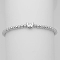 Dettaglio di un bracciale a sfere argentate con un ciondolo a forma di lettera W a bolla - Lettera W (DB241104-W)
