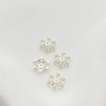 Set mit vier silbernen Blütenperlenkappen mit Zirkonia für die DIY-Schmuckherstellung - Silber Stil 3 (8mm)