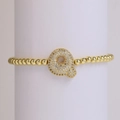 Detalle macro de la pulsera de cuentas doradas con colgante de letra Q y circonitas - Letra Q