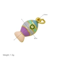 Gros plan détaillé d'un pendentif poisson en émail multicolore mesurant 18mm sur 9mm - Pendentif Poisson Cartoon Color Block Seul (Sans Chaîne) - DN241201-F