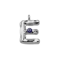 Macro-opname van zilveren letter E hanger met gehamerde textuur en blauwe oog kraal - Letter E (DN241213-E) Hanger Zonder Ketting