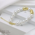 Detail of pearl bracelet with 12mm white pearls and 18mm golden metallic beads - Red Beads Pearl Bracelet (DN241215-B) / 18+5cm