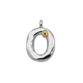 Detail van zilveren letter O-hanger met textuur en een geel Evil Eye-bedeltje - Letter O (DN241213-O) Hanger Zonder Ketting