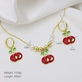 Dettaglio del set collana e orecchini a ciliegia con smalto rosso e perle bianche - Collezione di Gioielli Ciliegia Rossa (DN250216-A)