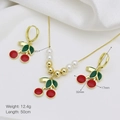 Dettaglio di un set di gioielli a ciliegia con smalto rosso e perle bianche - Collezione di Gioielli Ciliegia Rossa (DN250216-B)