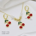 Dettaglio set gioielli ciliegia con misure perle e orecchini su sfondo di seta - Collezione di Gioielli Ciliegia Rossa (DN250216-C)
