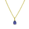 Nahaufnahme eines birnenförmigen lila Edelsteinanhängers an einer 18k Goldkette - Dezember (Blau)