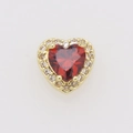 Macro di un ciondolo a cuore in oro 18k con una grande pietra rossa e un alone di zirconi - Gennaio (Solo pendente (senza catena))