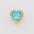 Dettaglio del ciondolo a cuore in oro 18k con zircone blu e alone di piccoli diamanti - Marzo (Solo pendente (senza catena))
