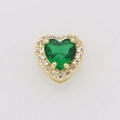 Dettaglio macro del ciondolo a cuore con zircone smeraldo e placcatura in oro - Maggio (Solo pendente (senza catena))