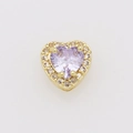 Dettaglio macro del ciondolo a cuore placcato oro 18k con cristallo lavanda e pavé - Giugno (Solo pendente (senza catena))