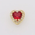 Macro di un ciondolo a cuore in oro 18 carati con gemma rossa e bordo in zircone bianco - Luglio (Solo pendente (senza catena))