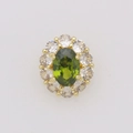 Dettaglio della collana con gemma verde ovale e alone di diamanti con montatura oro 18k - Agosto (Solo Ciondolo (Senza Catena))