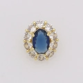 Dettaglio di un ciondolo con pietra blu ovale e castone di diamanti in oro 18k - Settembre (Solo Ciondolo (Senza Catena))