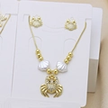 Dettaglio set gioielli granchio dorato con pavé di zirconi e piccoli elementi conchiglia - Granchio con Strass (DN250619-B)