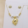 Set collana con conchiglia e orecchini a ventaglio dorati con perle bianche su carta - Conchiglia (DN250619-C)