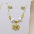 Dettaglio ravvicinato di un set di gioielli a conchiglia dorata con collana e orecchini - Guscio (DN250619-D)