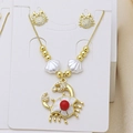 Dettaglio di un set di gioielli a forma di granchio dorato con perline rosse e conchiglia - Granchio Perla Rossa (DN250619-F)