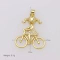 Détail du pendentif fille à vélo plaqué or 18K dimensions 37mm de haut et 27mm de large - Fille à Vélo (DN250708-A)