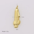 Vue détaillée du pendentif poisson doré avec écailles gravées et hauteur de 30 mm - Pendentif Poisson Réaliste (DN250708-C)