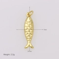 Détail du pendentif poisson plaqué or 18K avec texture d'écailles et longueur de 31mm - Petit Poisson Profilé (DN250708-D)
