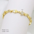 Detalle de pulsera de oro con mano de Fátima, luna y colgantes con piedras de circón - Estilo Estrella Luna Mano de Fátima (DB250802-D)
