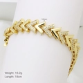 Dettaglio del bracciale a maglie a V placcato oro 18K con zirconi, larghezza 10mm - Stile Maglie a V con Strass (DB250801-A)