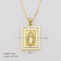 Detalle de colgante Virgen María dorado con circonitas y dimensiones exactas de la joya - Estilo Rectangular Virgen María (DN250722-B)