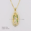 Detalle de medallón ovalado de oro con el icono de María y piedras de circón verde - Estilo Ovalado Virgen María Con Piedra Verde (DN250722-C)