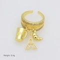 Detail van verstelbare gouden ring met bedeltjes van koffie, Eiffeltoren en croissant - Verstelbaar Open / Koffie Toren Croissant Thema (DR250905-E)