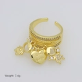 Detail van gouden open ring met Soul Sister hart en hangers in menselijke vorm - Verstelbaar Open / Soul Sister Hart Figuren Thema (DR250905-G)