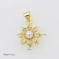 Vue détaillée du pendentif tournesol plaqué or 18K avec zircons et perle blanche centrale - Floral Perle Artificielle (DN250902-F) Pendentif Seul (Sans Chaîne)