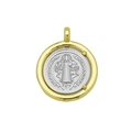 Gros plan détaillé du pendentif médaille Saint-Benoît bicolore aux finitions or et argent - Inscription Latine Saint Benoît (DN251013-B) (Pendentif Seul (Sans Chaîne))
